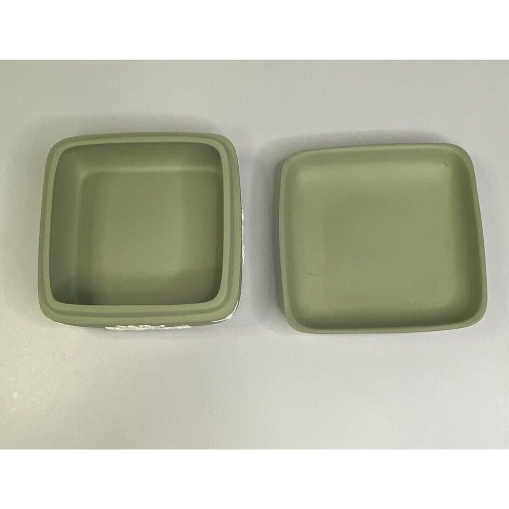 VTG Wedgewood Saga Green Jasperware Porcelain Trinket Box England 4" x 4" x 3" - Picture 7 of 11